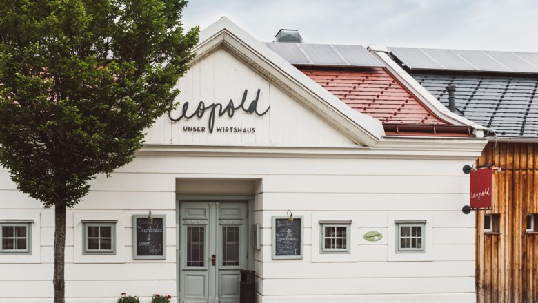 Fogadó szállodával Lilienfeldben, © Niederösterreich Werbung/David Schreiber Hagyományos kocsma fa homlokzattal és napelemekkel a tetőn.