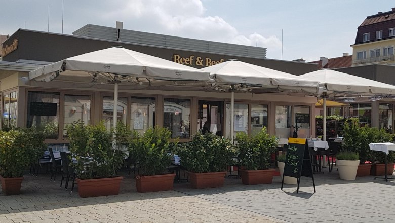 Reef & Beef járda kávézóval, © Piroska Weiss Reef & Beef járda kávézóval, © Piroska Weiss