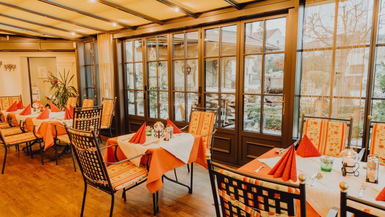 Téli és vendégkert, © Niederösterreich Werbung/Klaus Engelmayer Hangulatos télikert asztalokkal és székekkel, nagy ablakokkal körülvéve, kilátással a szabadba.