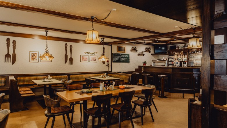 Valódi pub hangulat, © Niederösterreich Werbung/Klaus Engelmayer Hangulatos kocsma fabútorokkal, bárpulttal és dekoratív lámpákkal.