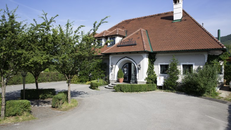 Wine tavern outside, © Monika Loeff Wine tavern outside, © Monika Loeff