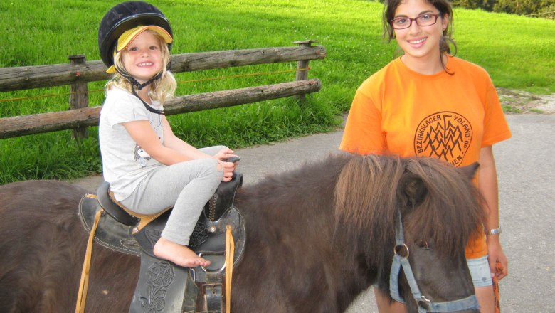 Gyere, menjünk lovagolni a pónin, © Ferienhof Salcheck Gyere, menjünk lovagolni a pónin, © Ferienhof Salcheck