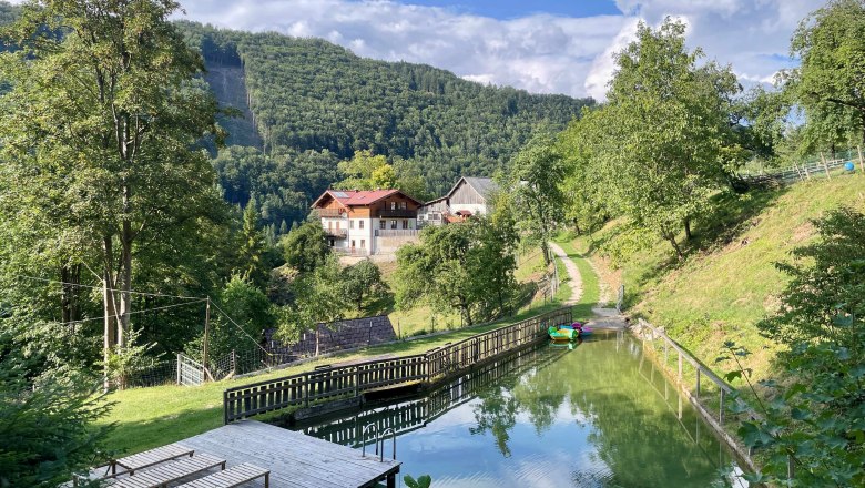Guest house with pond, © Gera S. Guest house with pond, © Gera S.