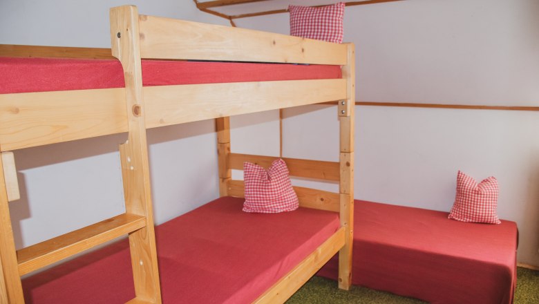 Triple room in the shelter, © Andrea Leichtfried Triple room in the shelter, © Andrea Leichtfried