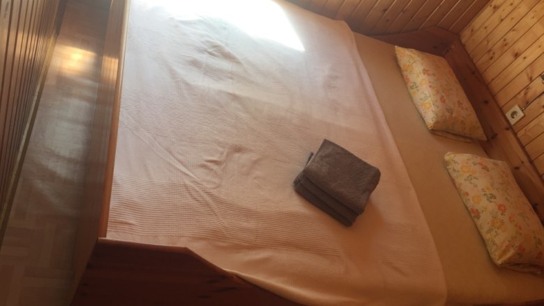 Cozy bedroom in a 100-year-old baggage car, © M. Schorn Cozy bedroom in a 100-year-old baggage car, © M. Schorn