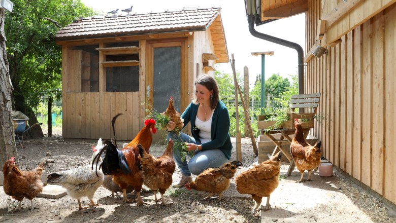 Herzensladen Petronell-Carnuntum, Madlen Lesch with chickens, © Katharina Schiffl Herzensladen Petronell-Carnuntum, Madlen Lesch with chickens, © Katharina Schiffl