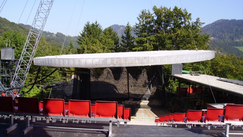 The unusual roofing of the castle arena, © Peter Faschingleitner The unusual roofing of the castle arena, © Peter Faschingleitner