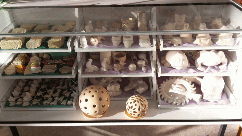 Painting ceramics, © HUKI Painting ceramics, © HUKI