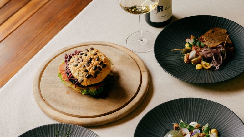 Kiváló díjnyertes konyha, © Julius Hirtzberger Ínyenc ételek egy asztalon borral.