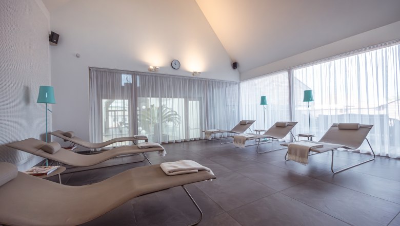 MÖRWALD, Relais Chateaux Hotel am Wagram, © Niederösterreich Werbung / Maximilian Pawlikowsky Világos pihenőszoba nyugágyakkal és függönyökkel.