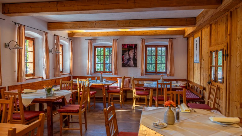 Ágy a Wies'nben, © Niederösterreich Werbung / Maximilian Pawlikowsky Hangulatos étkező fából készült bútorokkal és terített asztalokkal.