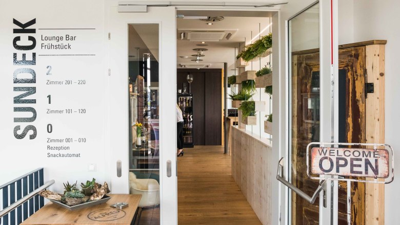 Lounge bár bejárat, © Das Alfred Lounge bár bejárat, © Das Alfred