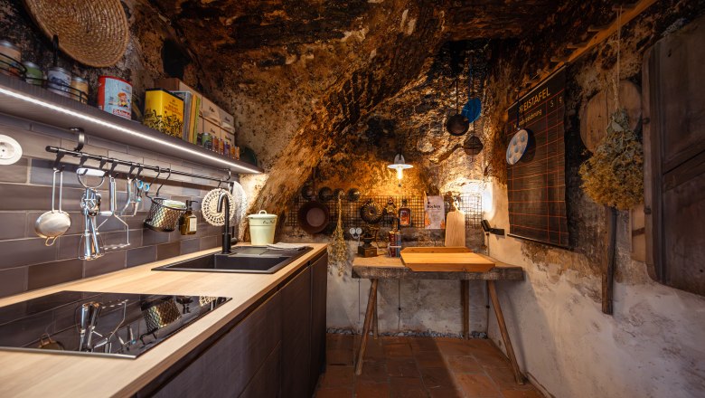 SONNENTOR City Lofts, © Niederösterreich Werbung / Maximilian Pawlikowsky Rusztikus konyha természetes kőfalakkal, fabútorokkal és modern készülékekkel.