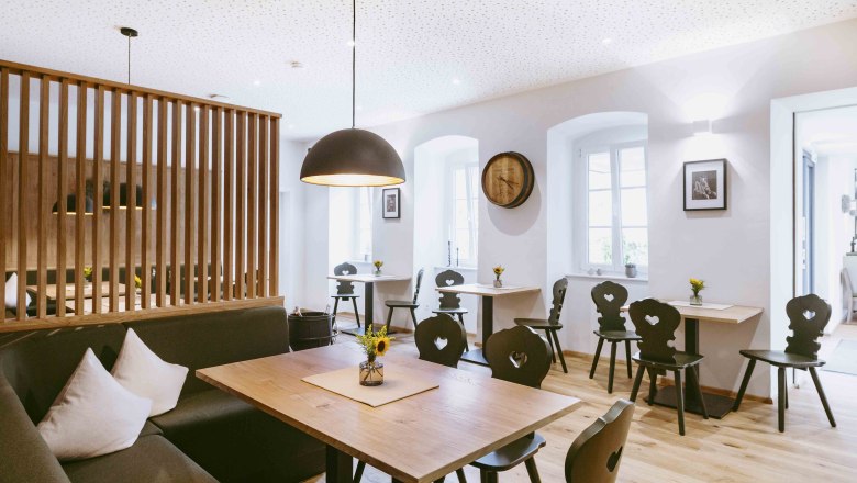 Hangulatos hangulat a fényárban úszó étkezőben, © Astrid Bartl Modern szalon fabútorokkal és stílusos világítással.