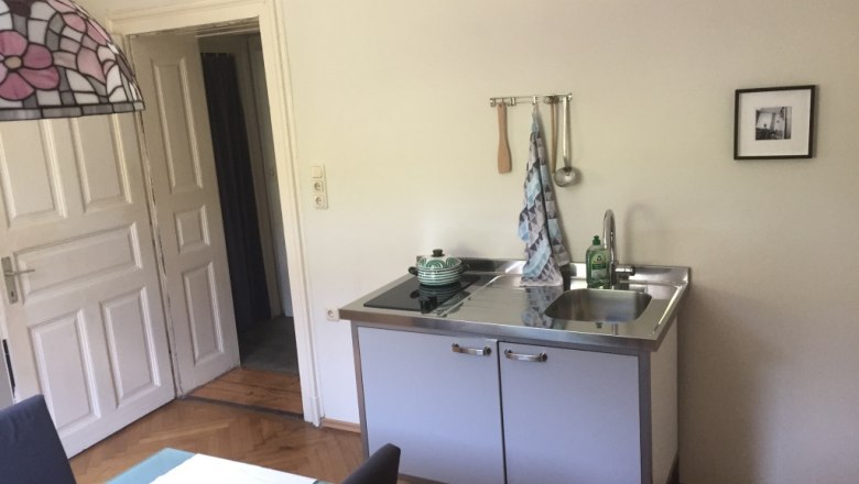 Small cooking area with fridge in the former train attendant's apartment, © M. Schorn Small cooking area with fridge in the former train attendant's apartment, © M. Schorn