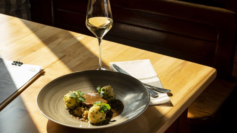 Braised pork belly, chili cabbage, potato dumplings rolled in crispy pork rind, © Niederösterreich Werbung/Michael Reidinger Braised pork belly, chili cabbage, potato dumplings rolled in crispy pork rind, © Niederösterreich Werbung/Michael Reidinger