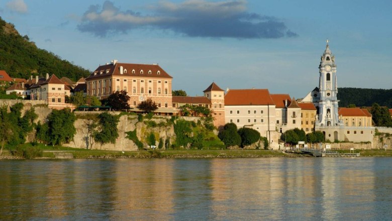 Exterior view of Dürnstein and castle, © Semrad Exterior view of Dürnstein and castle, © Semrad