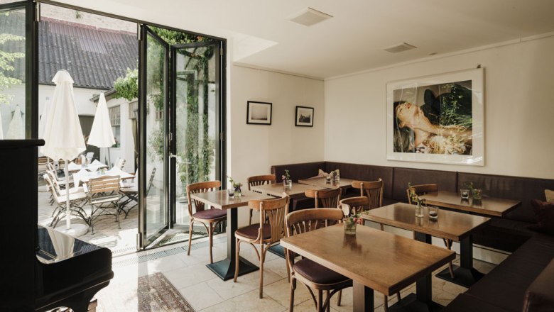 Guest room complemented by vinotheque & wine cellar, © Niederösterreich Werbung/Michael Reidinger Guest room complemented by vinotheque & wine cellar, © Niederösterreich Werbung/Michael Reidinger