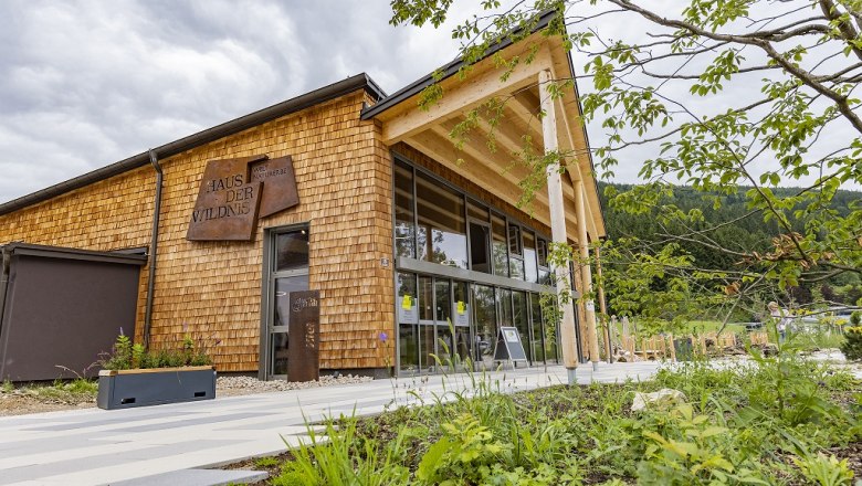 A vadon h&aacute;za, &copy; Theo Kust