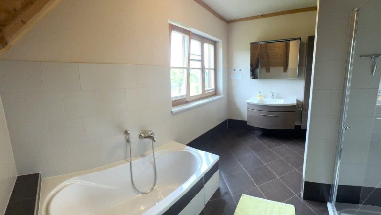 Vacation apartment bathroom, © Höbarten