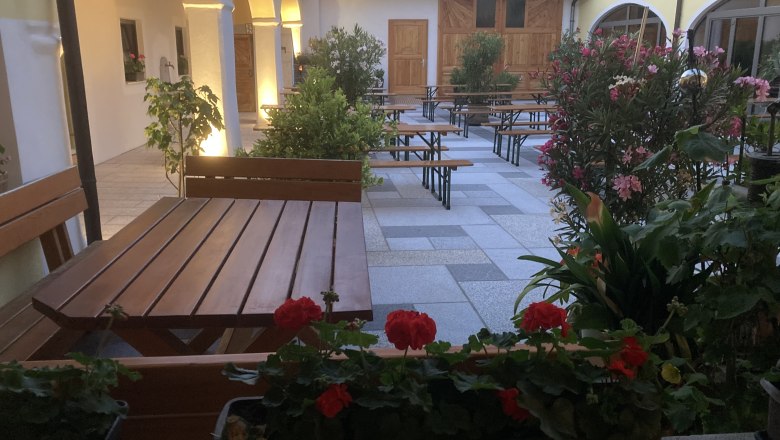 Wine tavern Eckl courtyard, &copy; Heurigen Eckl