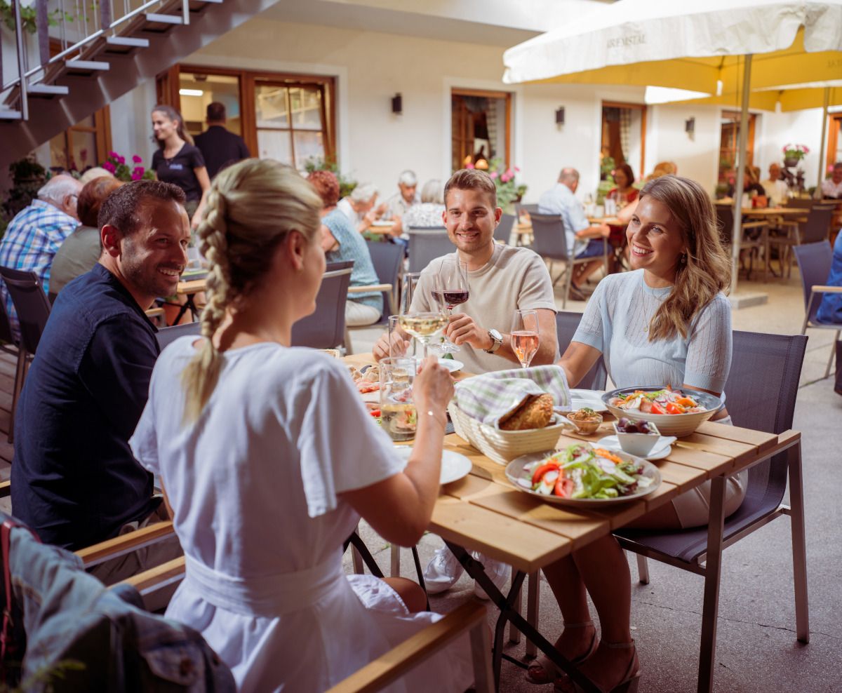 Négy vendég a Hagyományos borozóban