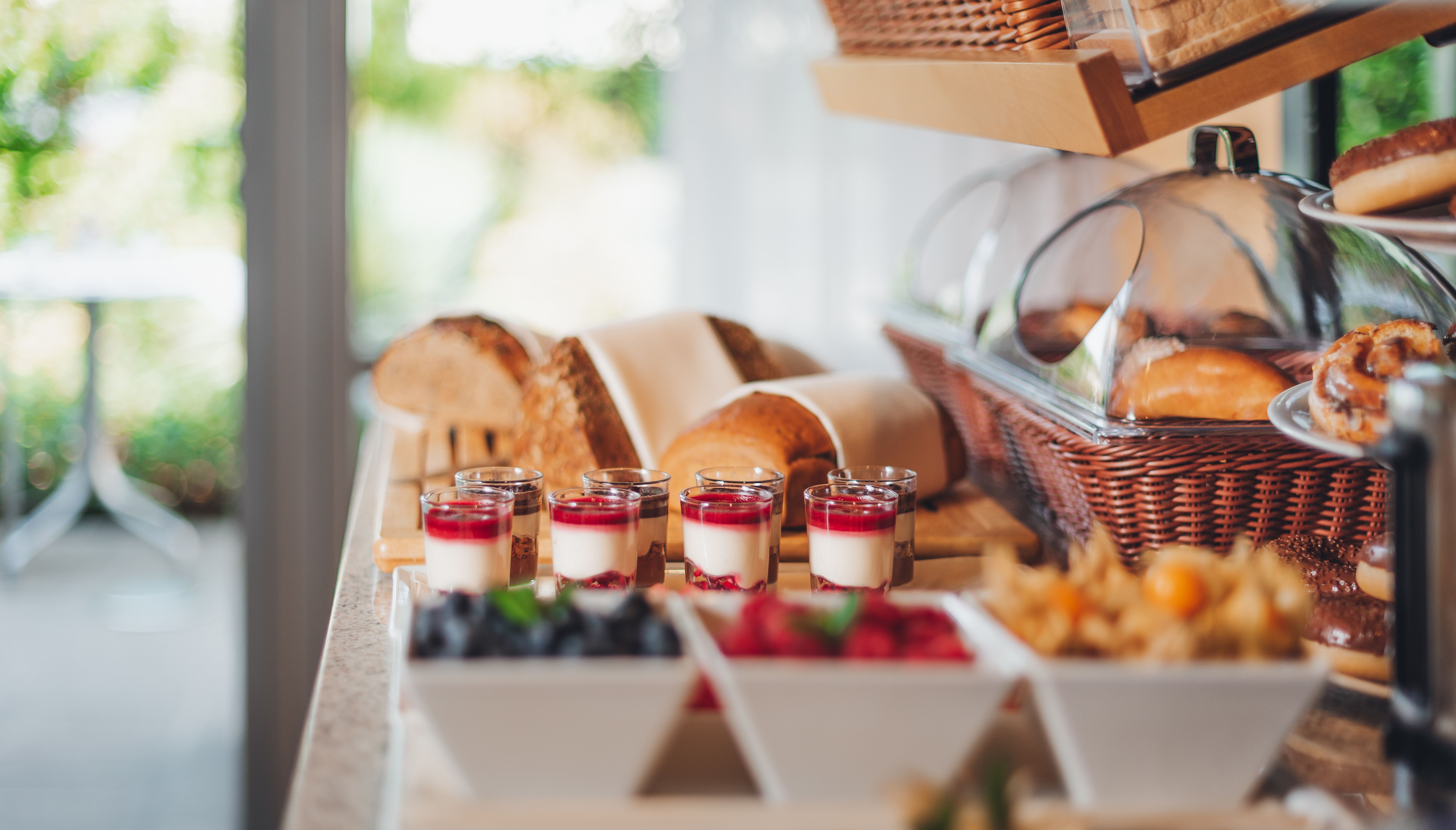 Kenyér, gyümölcs, joghurt - büféreggeli a HEINhotel vienna repülőtéren