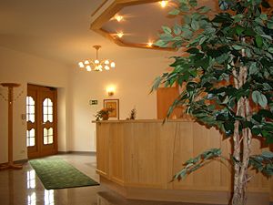 Egy fogadó recepciója fapultokkal és növényekkel.