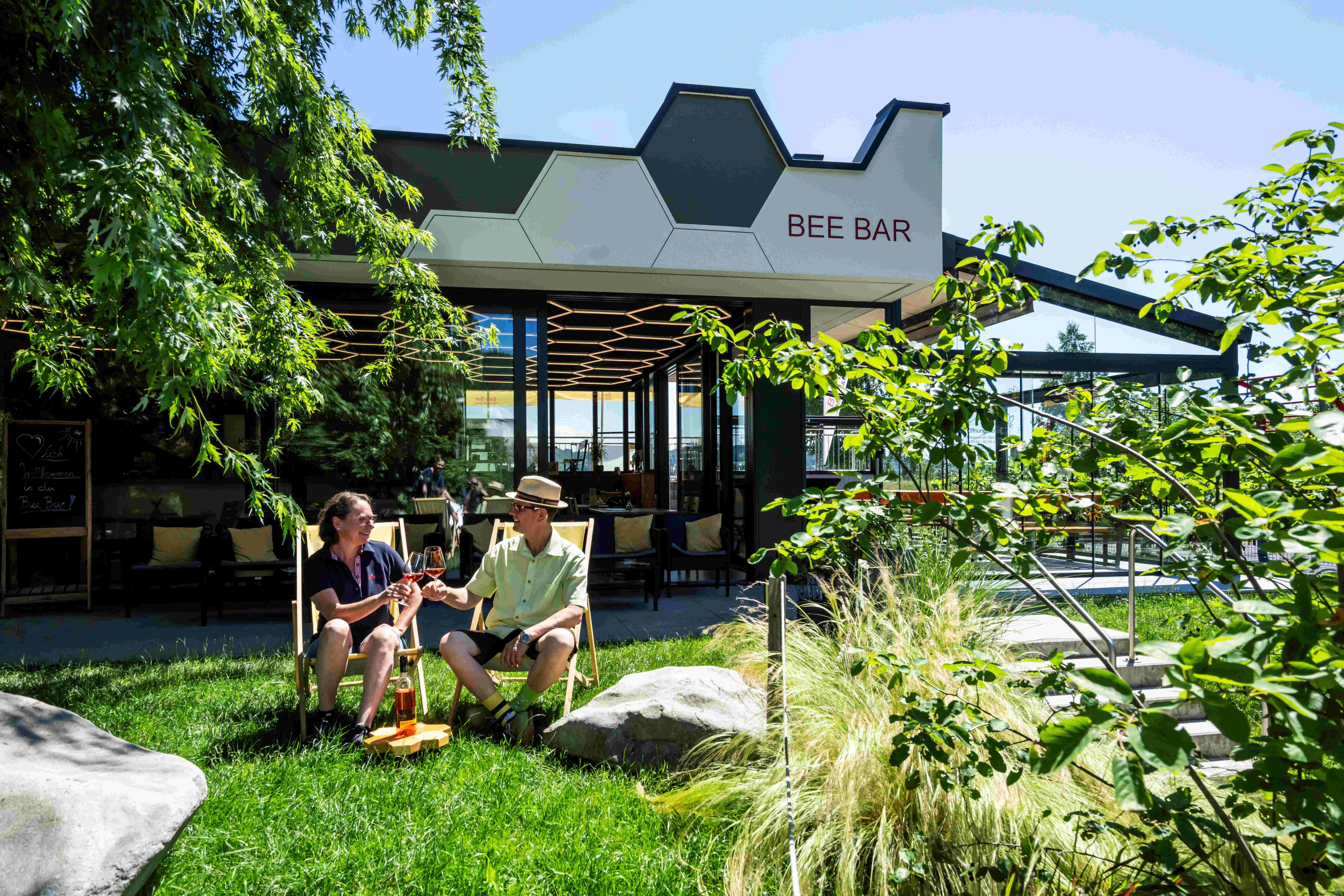 A kertben a Bee Bar előtt