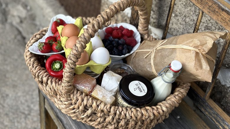 Reggeli kos&aacute;r, &copy; Mathias Lixl / lixl.com