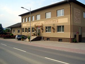Kétszintes épület "Gasthof Kögl" felirattal.