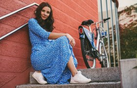 nextbike_sitzende-dame-mit-bike, &copy; nextbike