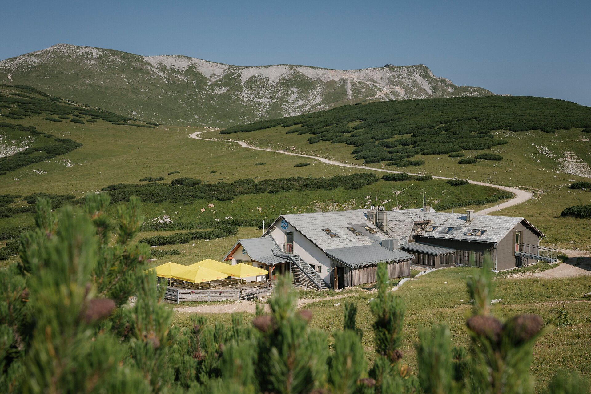 Panorámakilátás a Schneeberg-hegyen álló Damböckhausra és a környező hegyvidékre