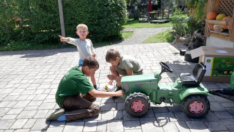 Children with tractor, © Familie Gasteiner