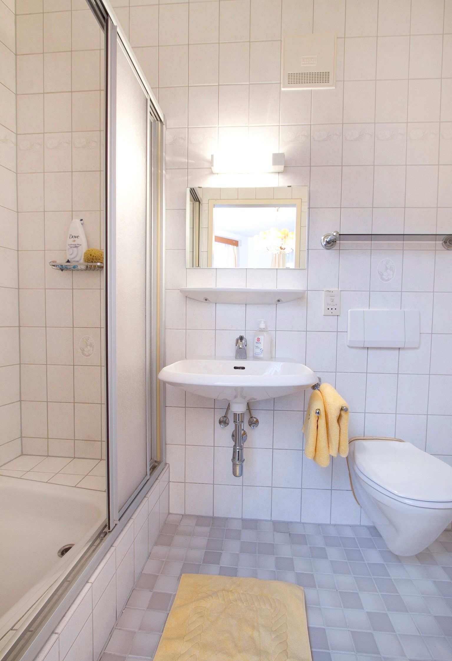 Modern fürdőszoba zuhanyzóval, mosdóval és WC-vel.