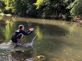 &Eacute;lm&eacute;ny k&ouml;zelről a homokpadokon a Triestingben, &copy; Wienerwald Tourismus GmbH