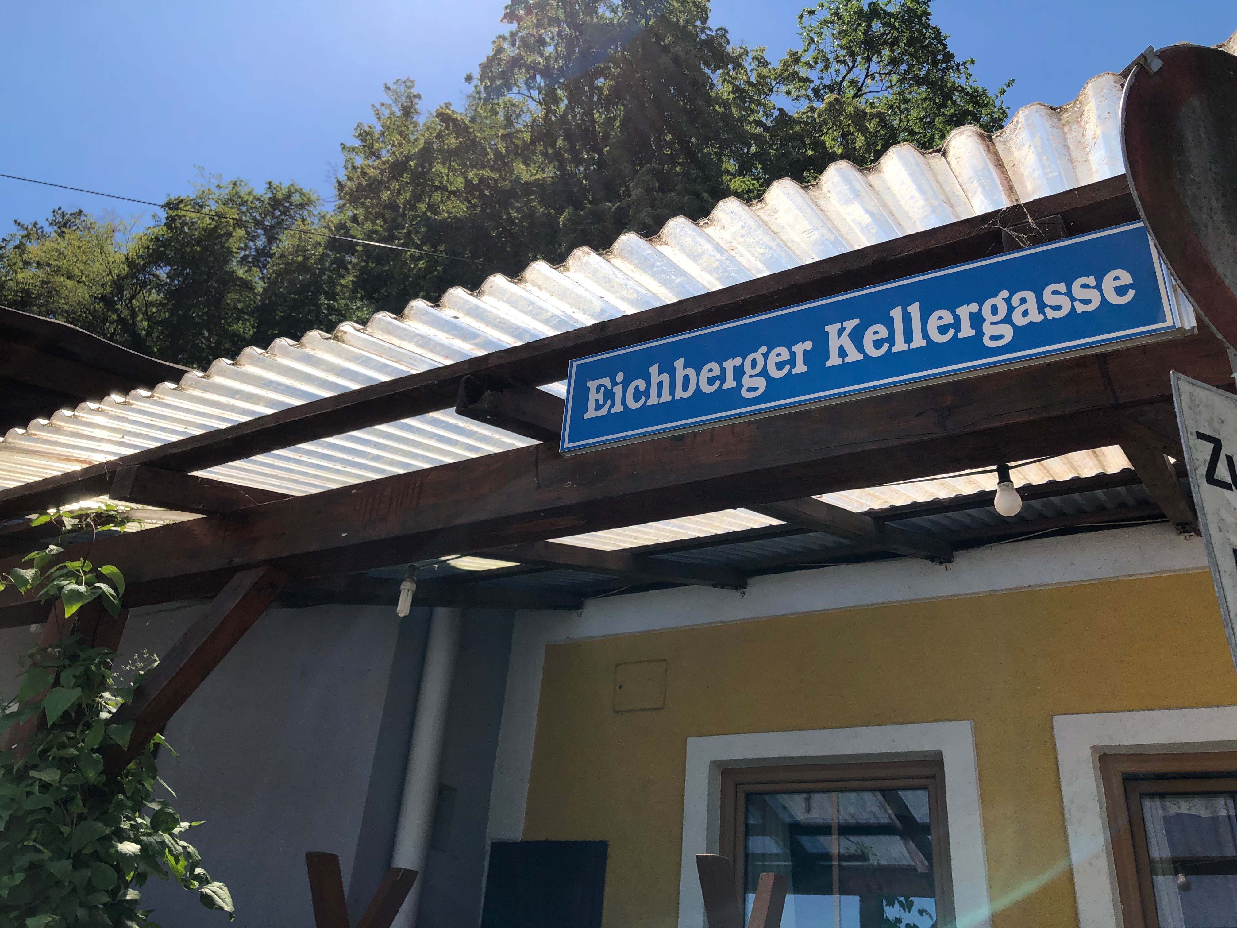"Eichberger Pincesor" feliratú tábla egy hullámlemezzel fedett épületen.