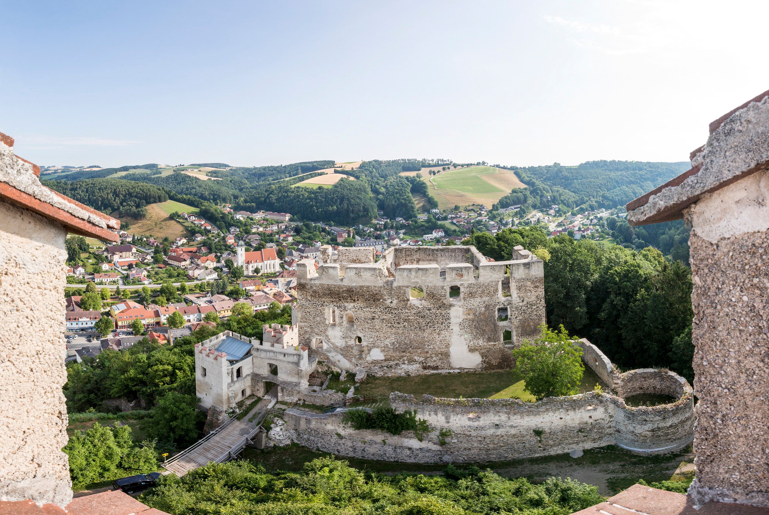 Panorámakép a Kirchschlag-vár romjaira és a környező vidékre.