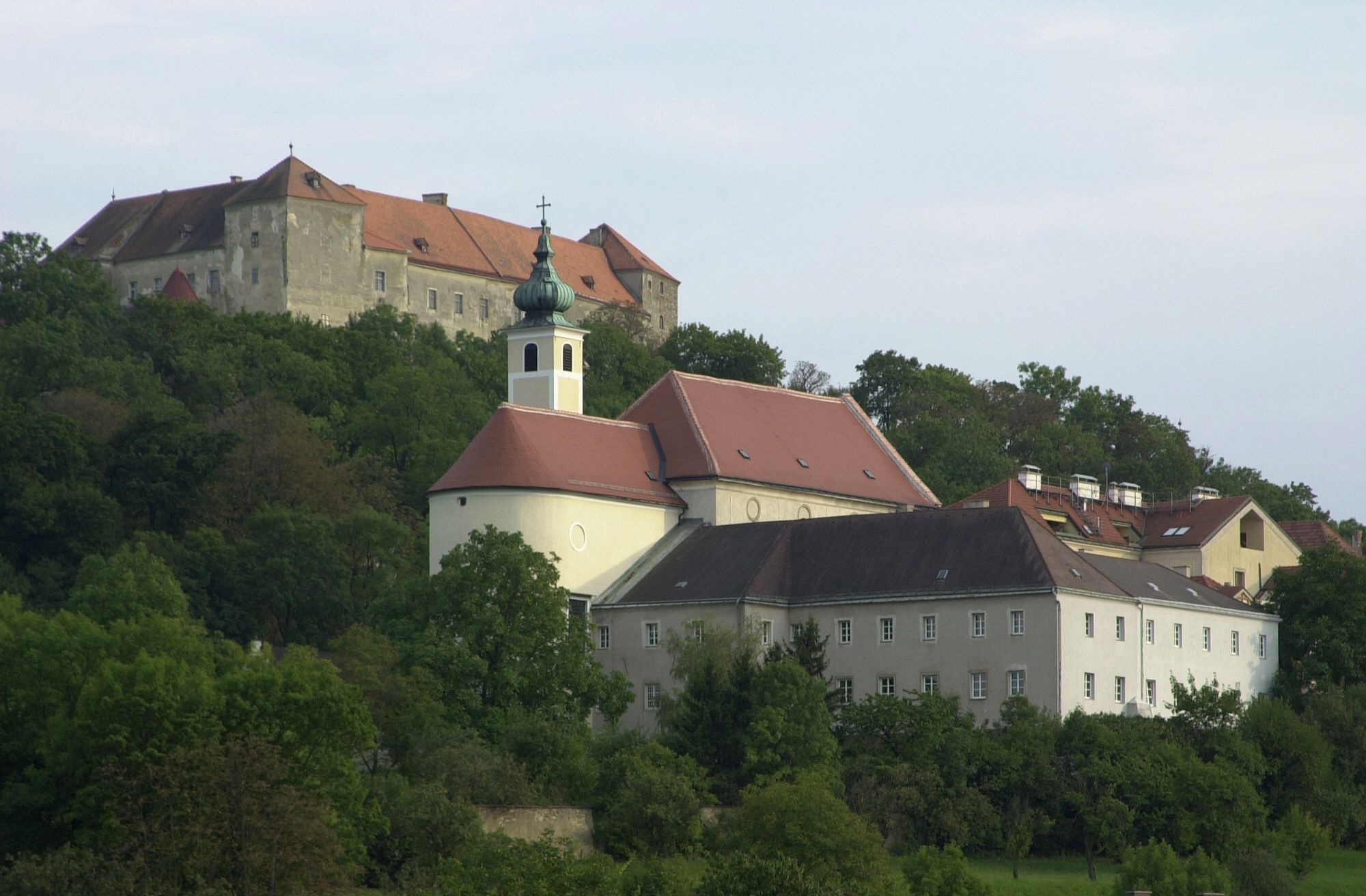 Neulengbach kastélya egy dombon, a környező épületekkel és fákkal.