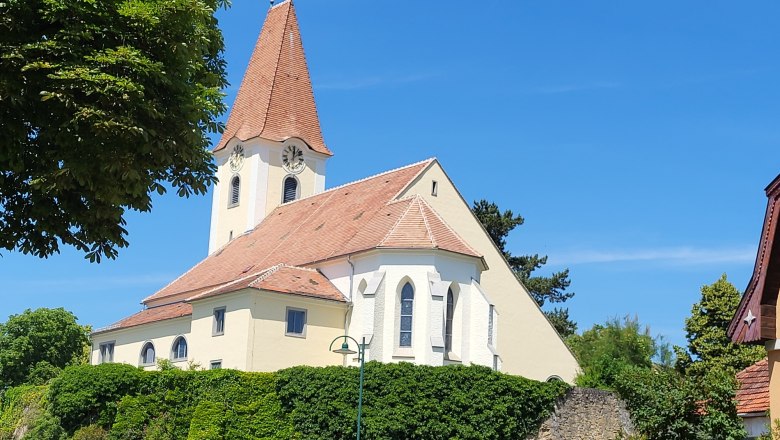 Fels am Wagram pl&eacute;b&aacute;niatemplom, &copy; Verena Schnatter