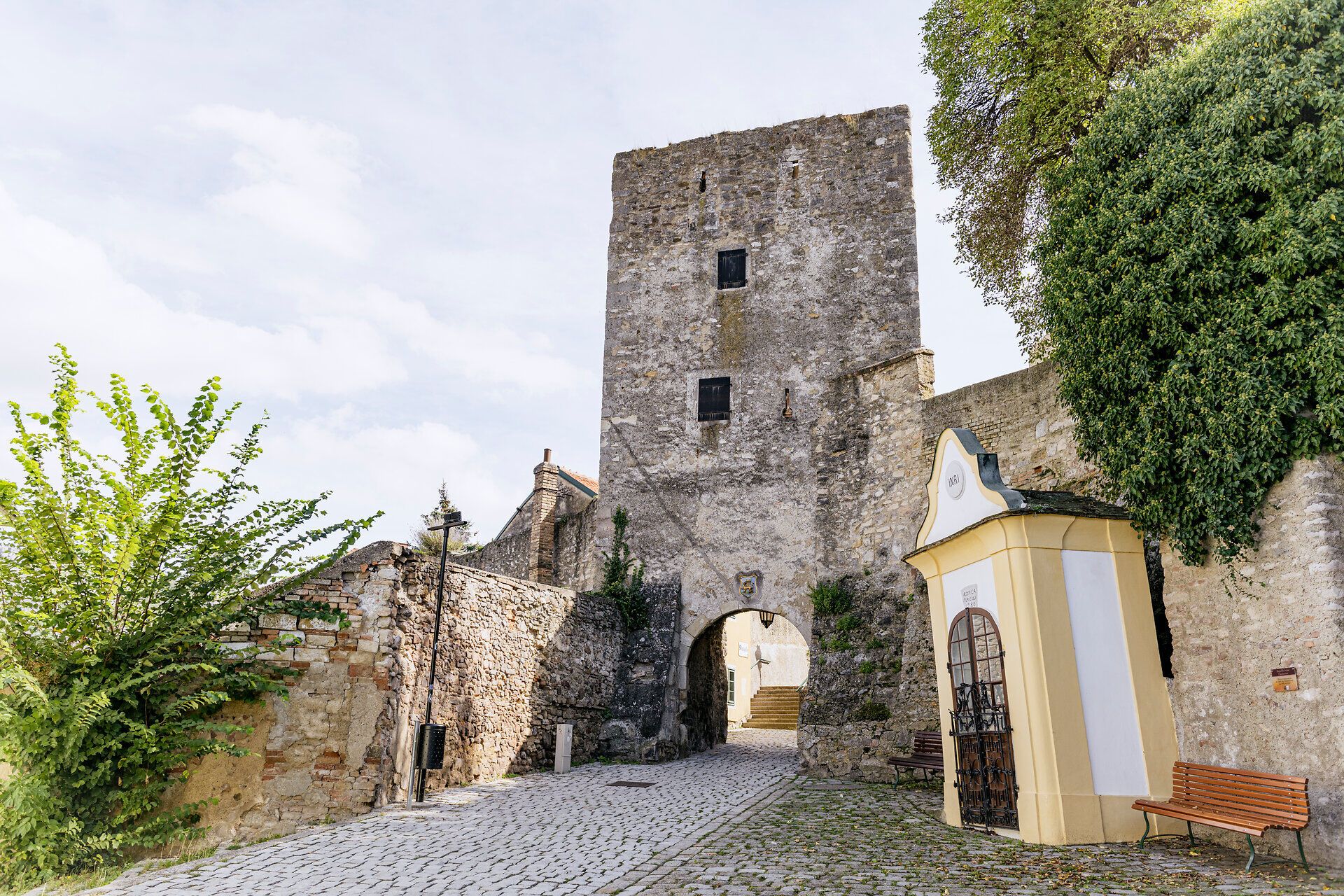 Halászkapu és városfal Hainburg an der Donau-ban.