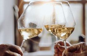 Toast the wine glass, &copy; Weinviertel Tourismus GmbH / Creating Click