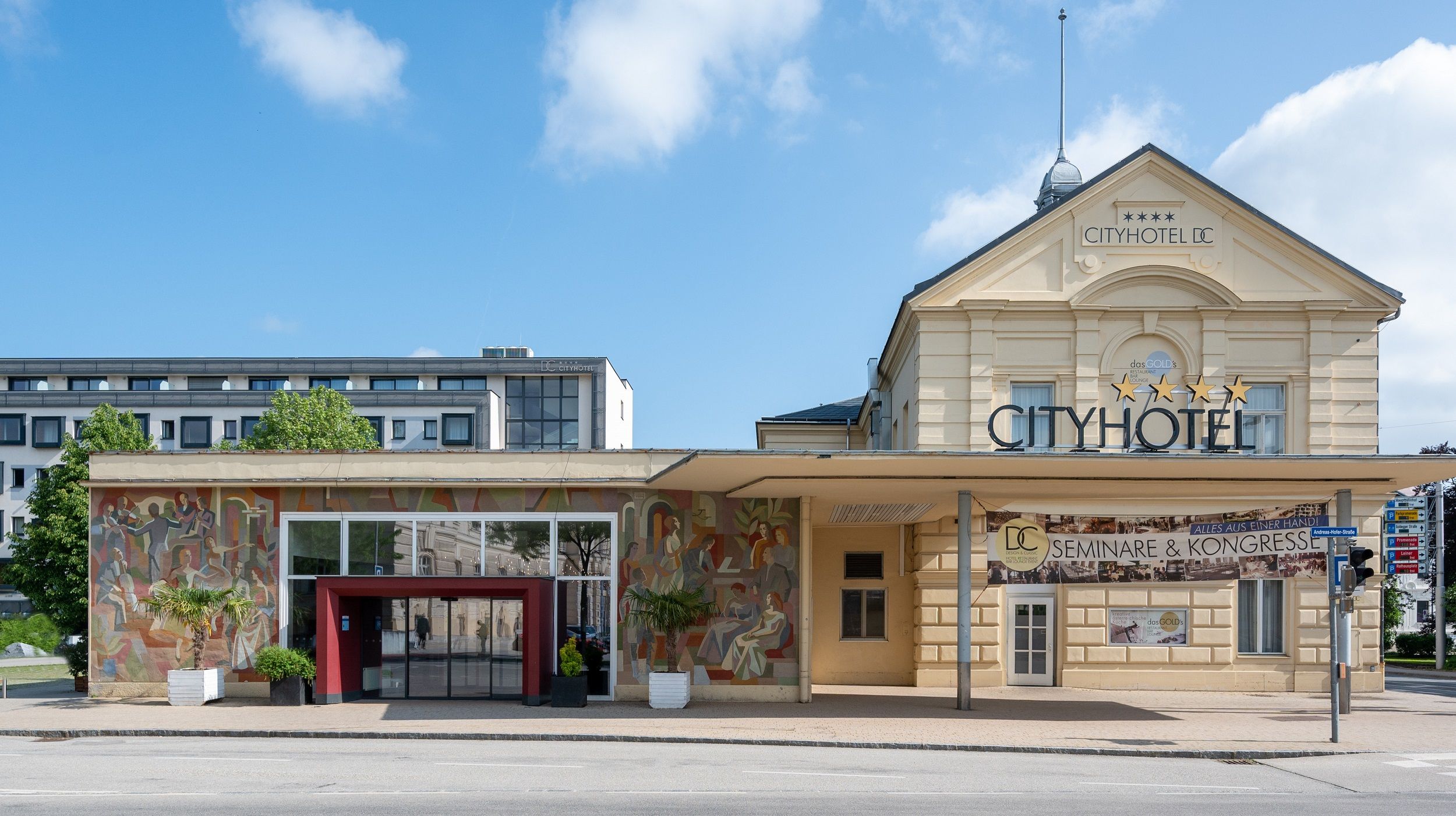 A Cityhotel D&C St. Pölten homlokzata a szemináriumok és kongresszusok reklámbannerével.