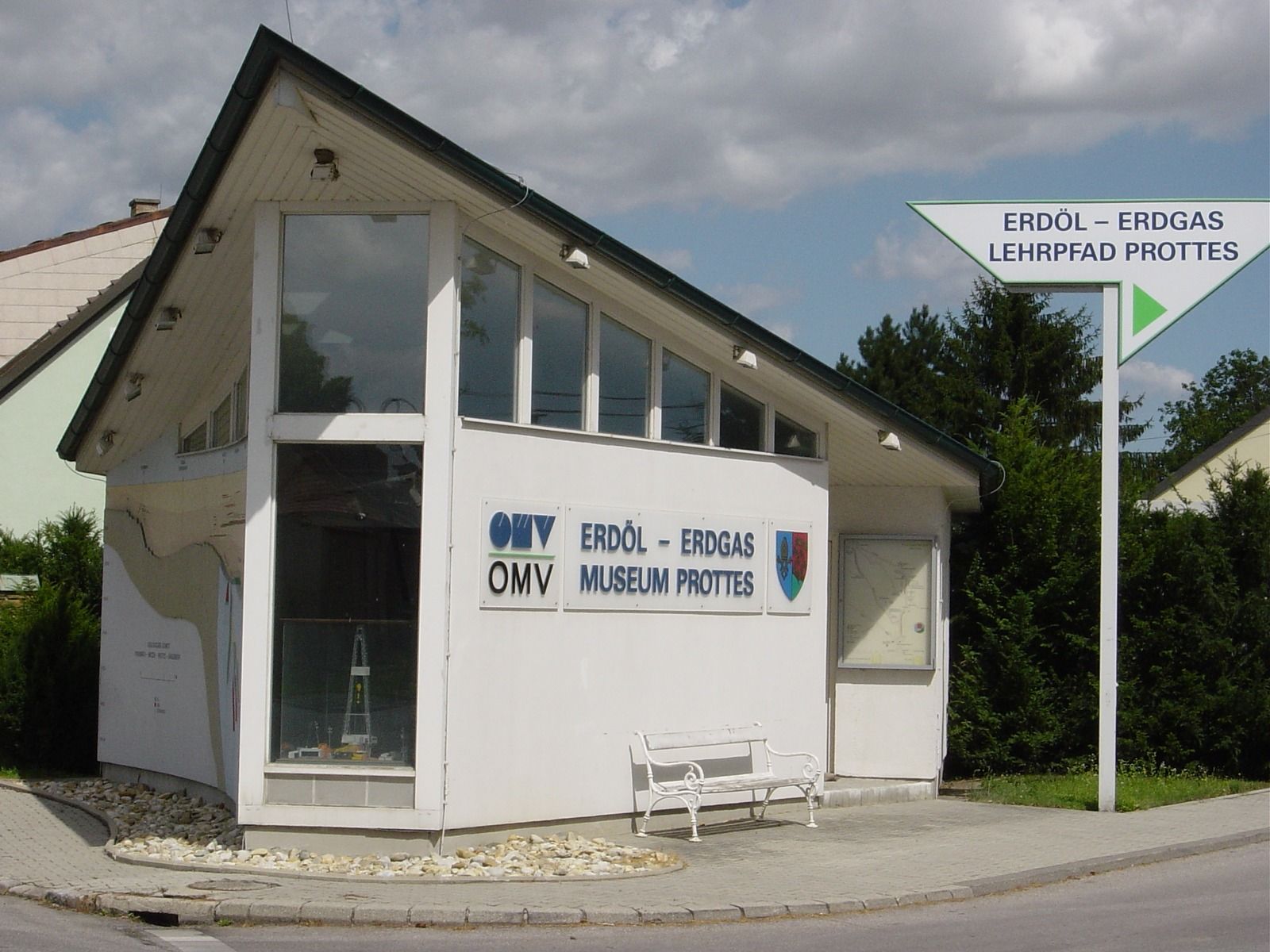 A Prottes Földgázmúzeum épülete útjelző táblával.