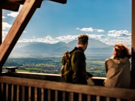Am Aussichtsturm in Lanzenkirchen/Wiesen, &copy; Wiener Alpen/F&uuml;l&ouml;p, Kremsl