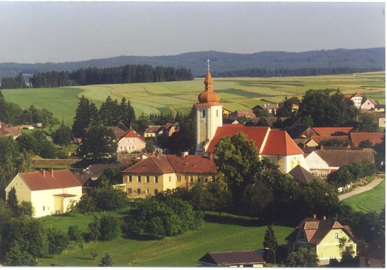 Waldkirchen an der Thaya légifelvétele a templommal és a környező házakkal, mezőkkel és erdőkkel körülvéve.