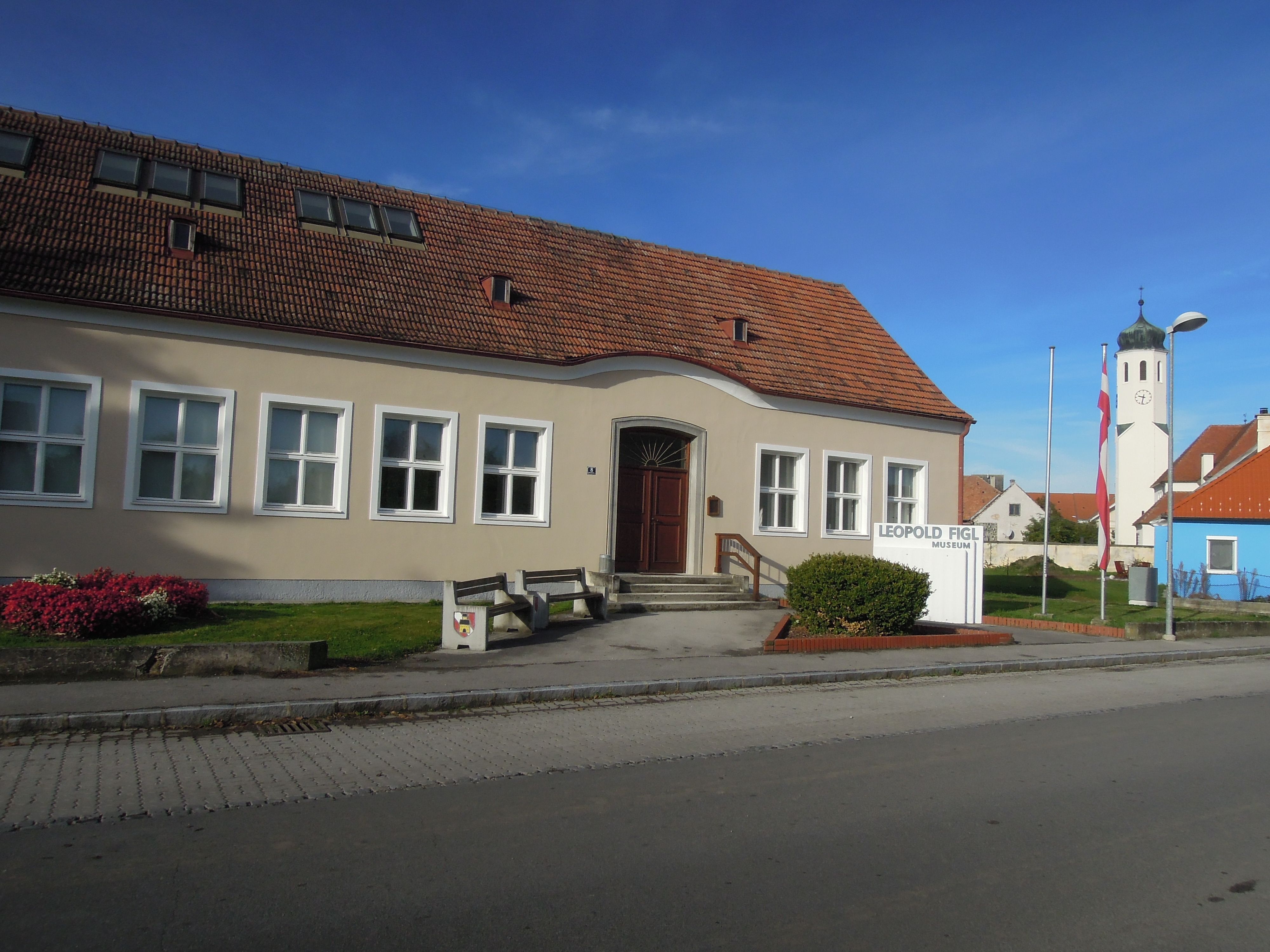 Leopold Figl Múzeum, háttérben a templom.