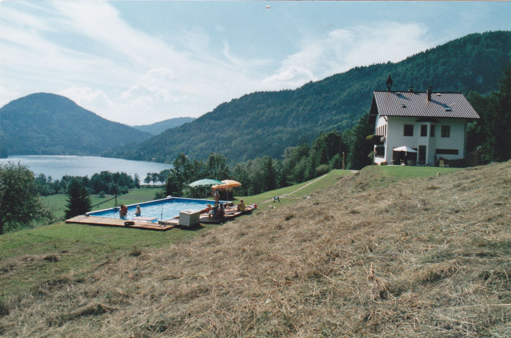 Schlossleiten ház medencével és hegyi kilátással