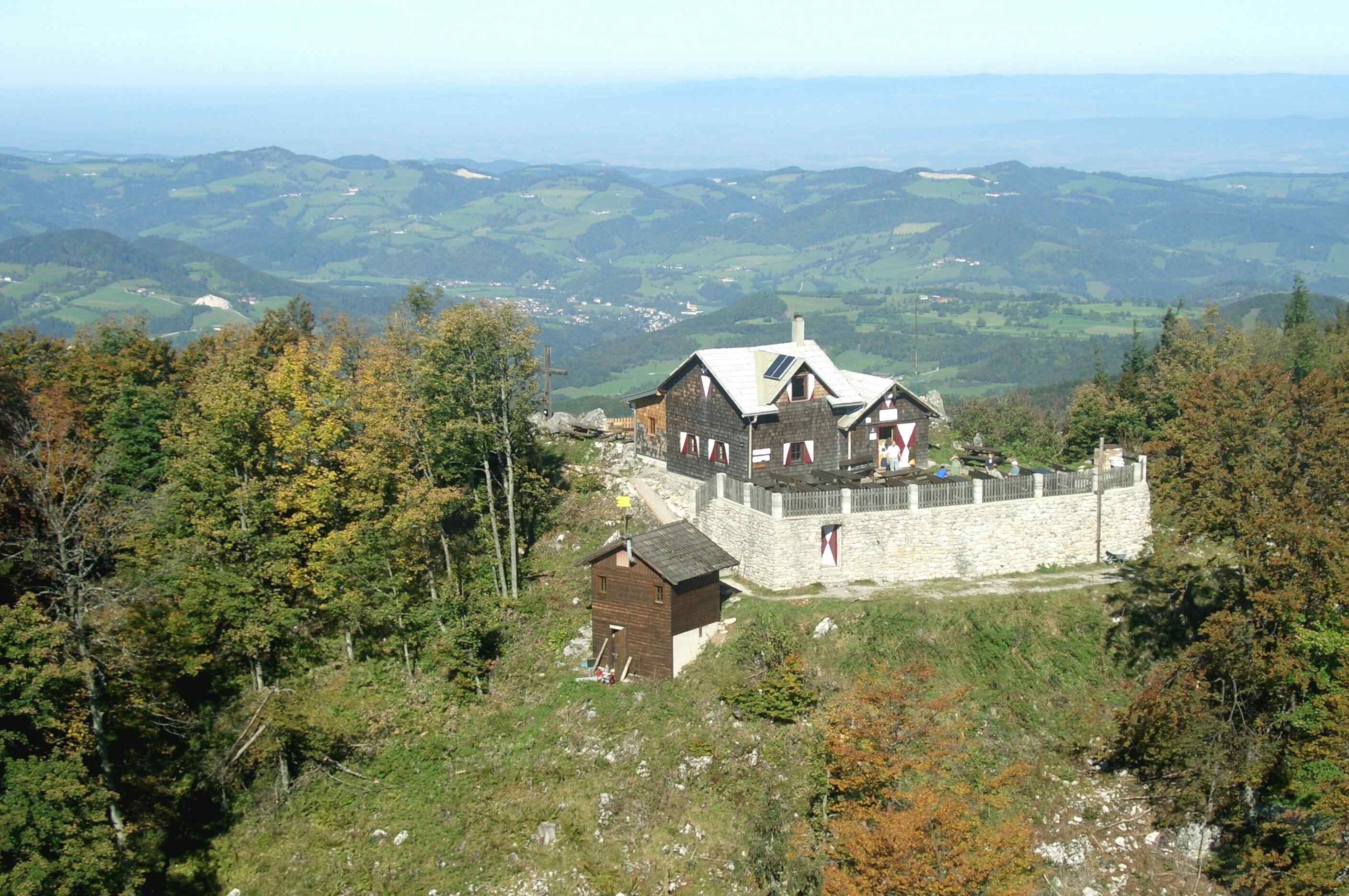 Hegyi táj, előtérben az Otto Kandler házzal.