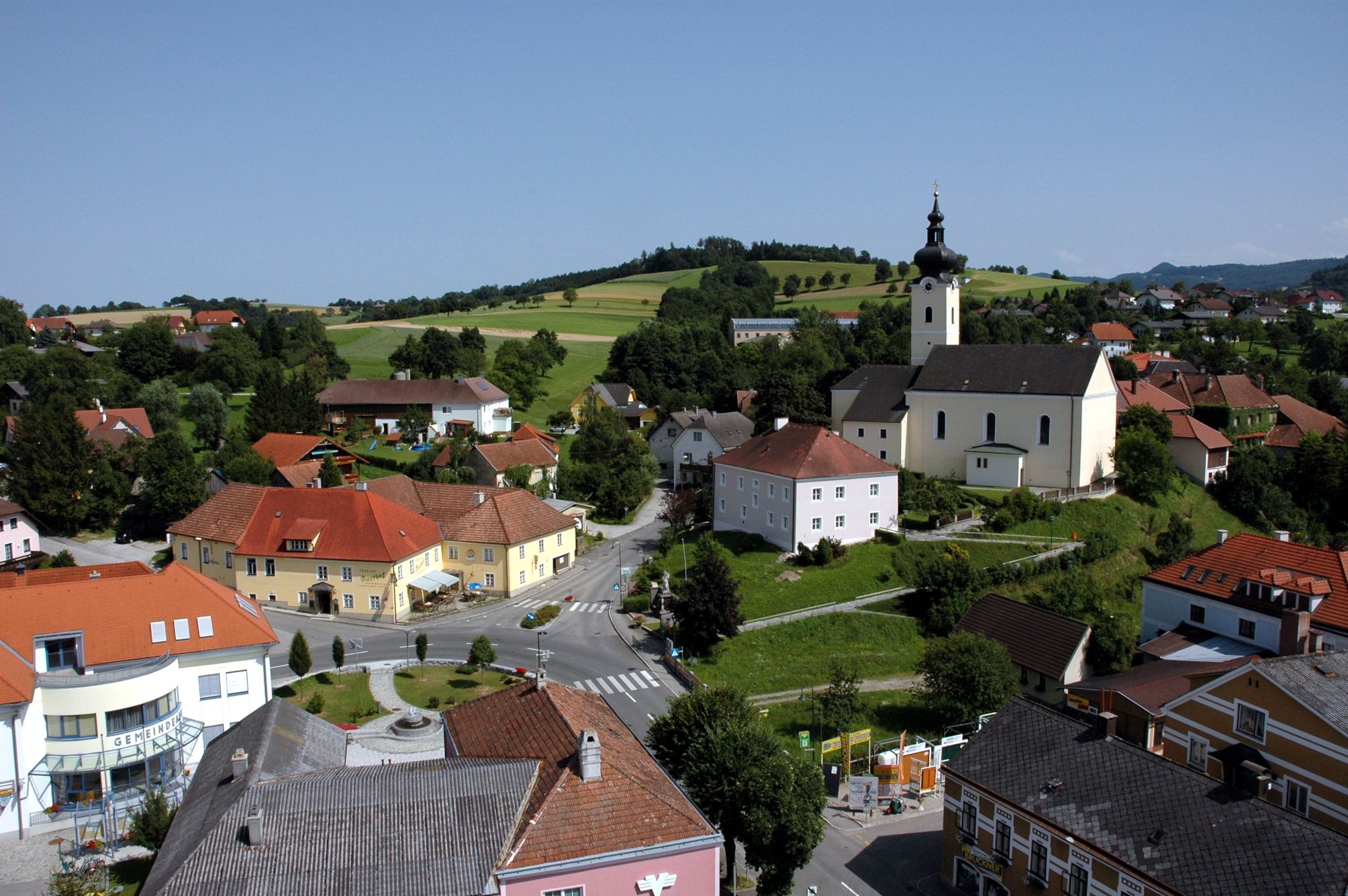 Oberndorf an der Melk légifelvétele a templommal és a környező épületekkel.